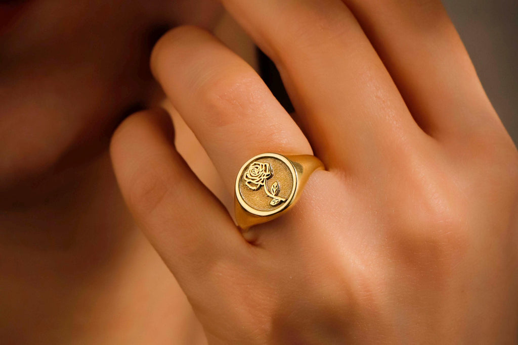 Birth Flower Signet Ring - Personalized Floral Engraving Jewelry