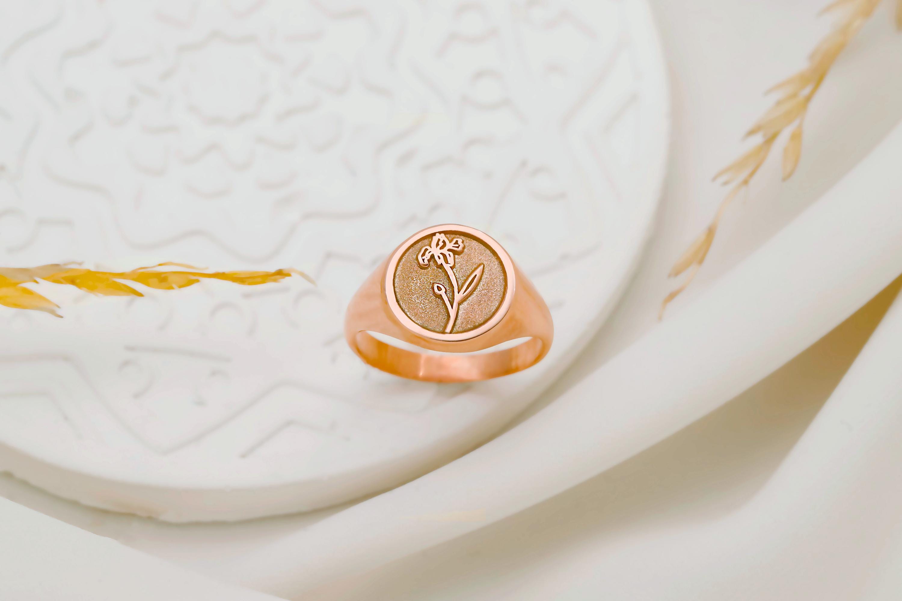 Birth Flower Signet Ring - Personalized Floral Engraving Jewelry