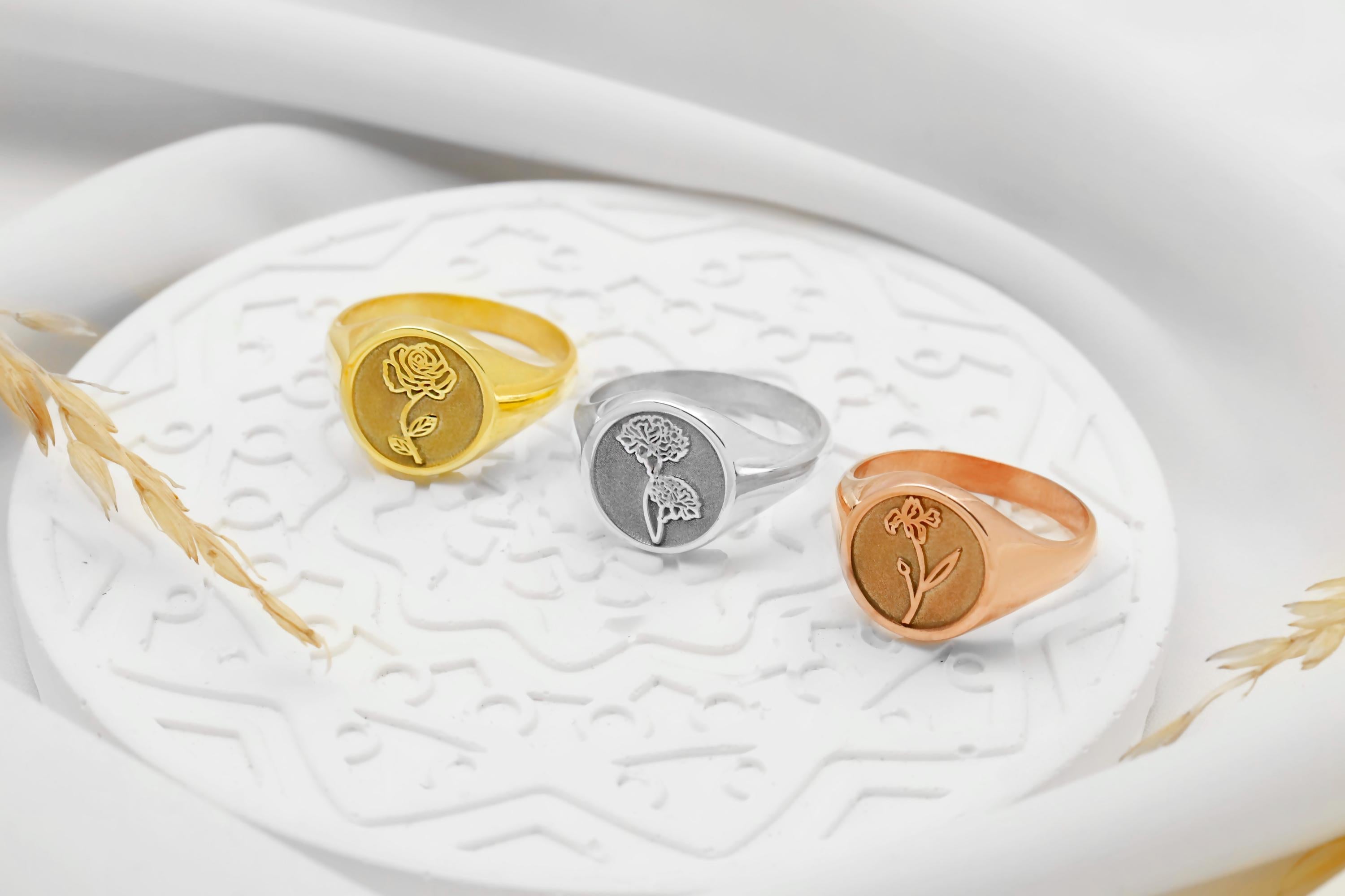 Birth Flower Signet Ring - Personalized Floral Engraving Jewelry